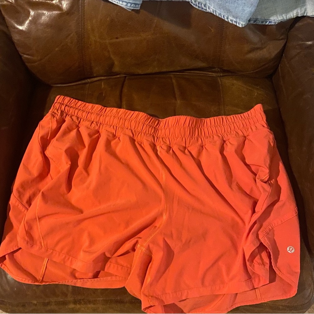 Size 20 Lululemon track that mid rise 5” shorts